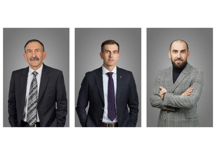 <table style='width: 100%; table-layout: fixed; border-collapse: collapse; font-size: 13px;'>   <tr>     <td>Vasilij <br>Pigarev</td>     <td style='padding-left: 15px;'>Aleksandr Pigarev</td>     <td style='padding-left: 15px;'>Sergej Pigarev</td>   </tr>   <tr>     <td><b>Founder</b></td>     <td style='padding-left: 15px;'><b>CEO</b></td>     <td style='padding-left: 15px;'><b>CCO</b></td>   </tr> </table>